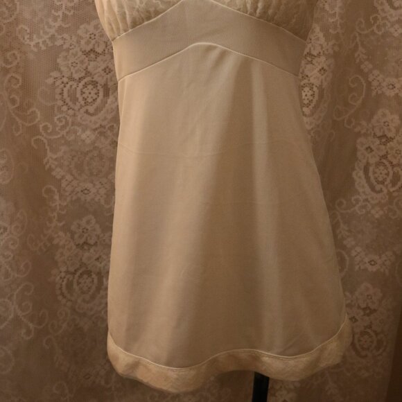 Shirey Jr. Petite slip 13/14 vintage! 100% nylon the straps are adjustable - Picture 2 of 6